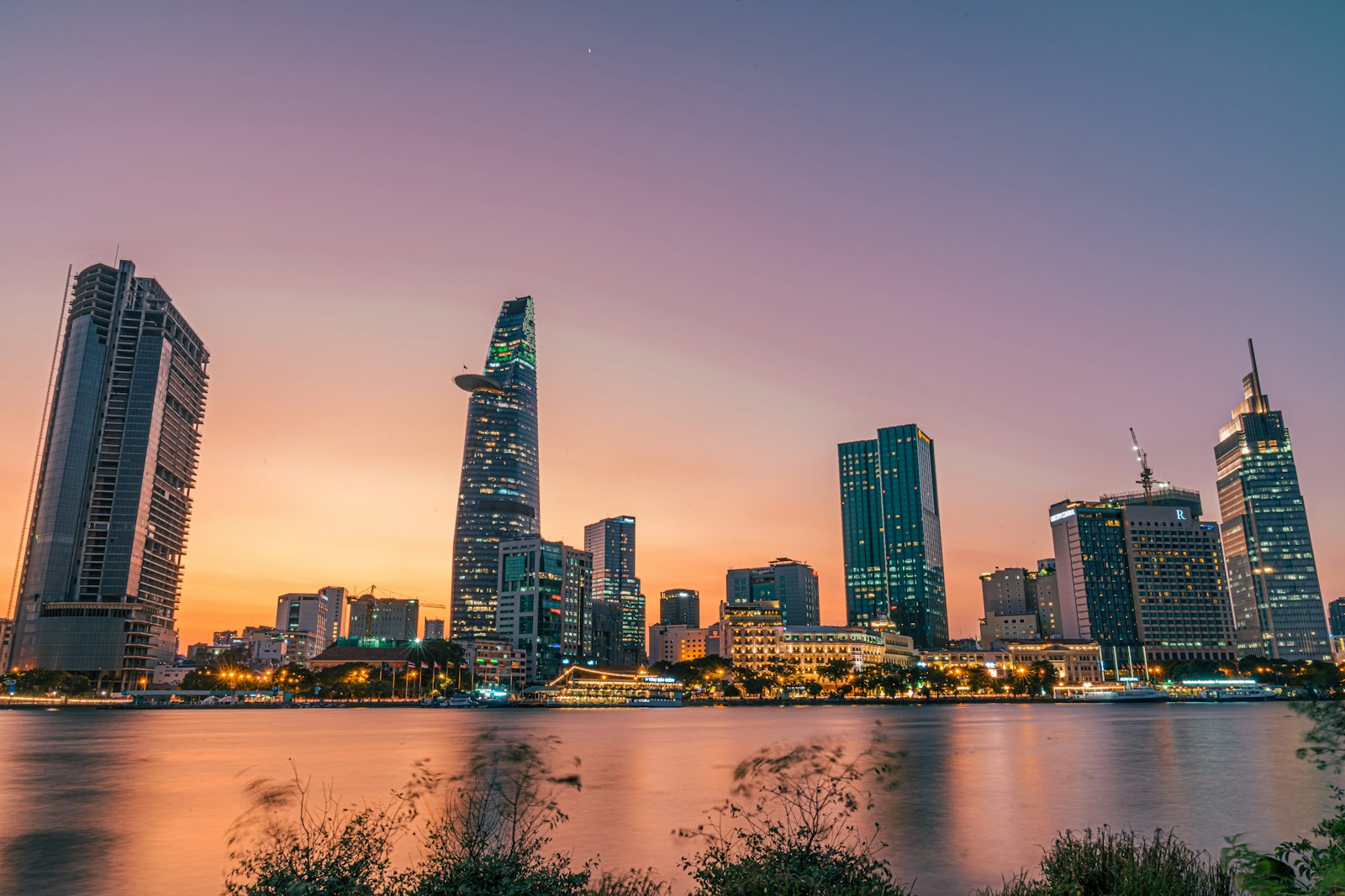 Sông Sài Gòn lúc hoàng hôn tại Thành phố Hồ Chí Minh